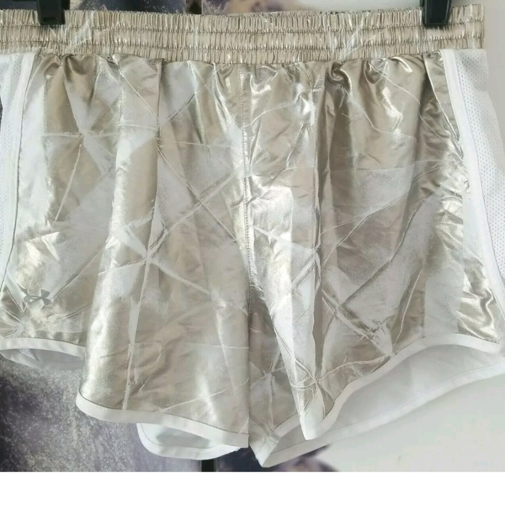 Women's UNDER ARMOUR Loose Athletic Shorts Foil Gold Metallic Heat Gear M